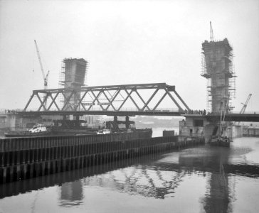 Plaatsen van de brug in de stormstuw bij Capelle aan de IJssel, Bestanddeelnr 909-1783
