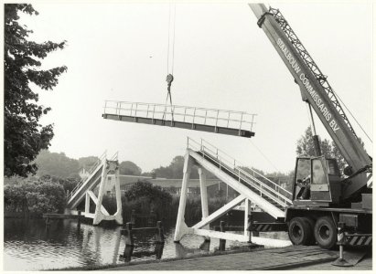 Plaatsing brugdeel. NL-HlmNHA 54007017