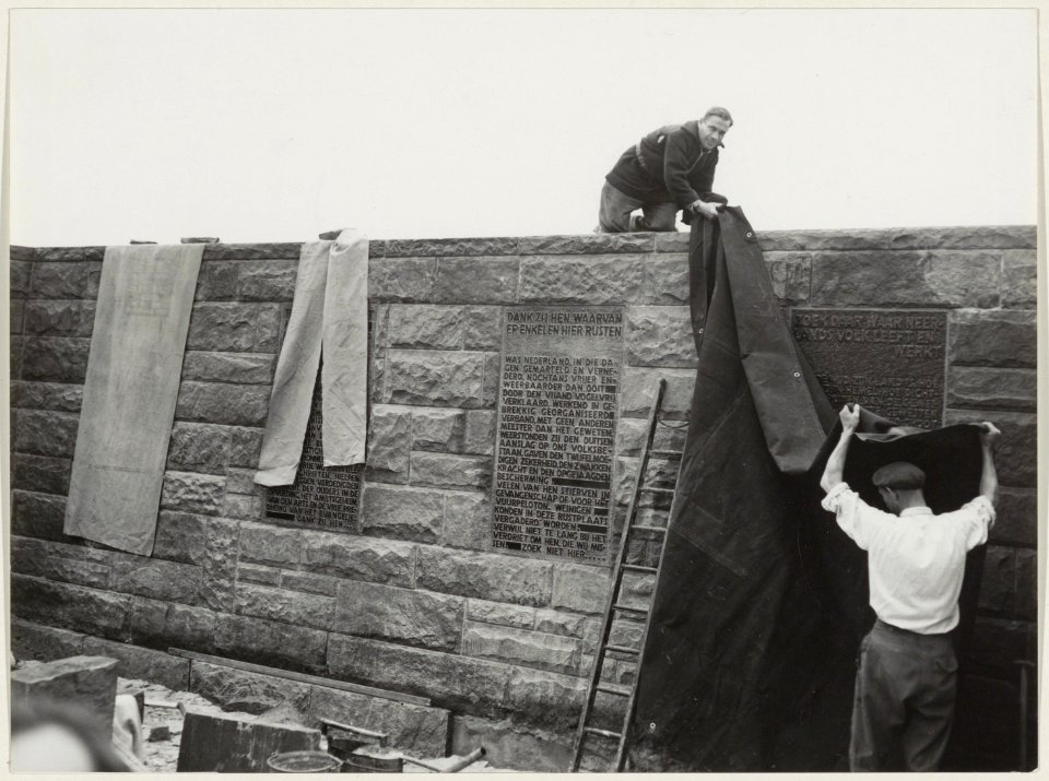Plaatsing van de vier gedenkstenen op de Erebegraafplaats, die op 31 oktober 1953 door Min. Pres. Drees onthuld zullen worden