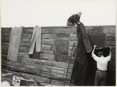 Plaatsing van de vier gedenkstenen op de Erebegraafplaats, die op 31 oktober 1953 door Min. Pres. Drees onthuld zullen worden