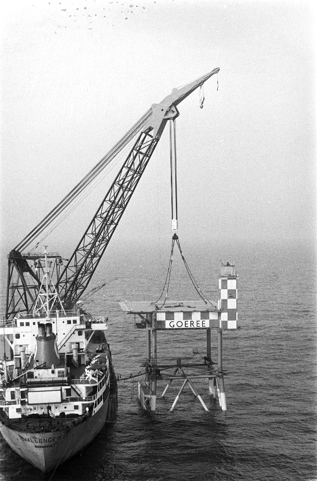 Plaatsing lichtplatform Goeree voor kust van Zeeland, het lichteiland is geplaat, Bestanddeelnr 924-7628