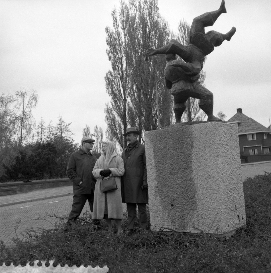 Plaatsen van een beeld Judokas van Piet de Monchy Keizer Karelweg te Amstelveen, Bestanddeelnr 911-1996