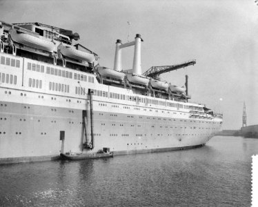 Plaatsen van de schoorstenen op de Rotterdam, Bestanddeelnr 910-2297