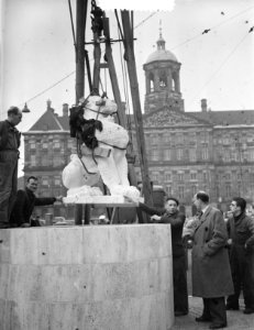 Plaatsing van een leeuw op het Nationaal monument, Bestanddeelnr 907-6283