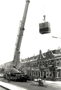 Plaatsing van een Energiehuisje aan de Schoterweg, januari 1985. Aangekocht in 1985 van United Photos de Boer bv. Identificatienummer 54-016724, NL-HlmNHA 54010752