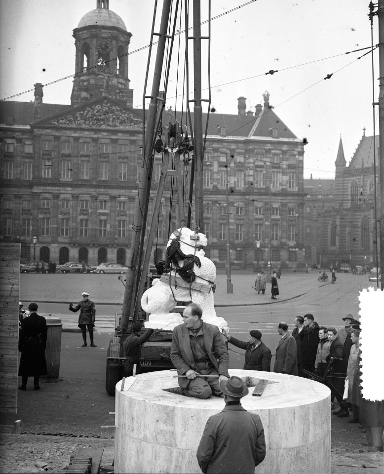 Plaatsing van een leeuw op het Nationaal monument, Bestanddeelnr 907-6279