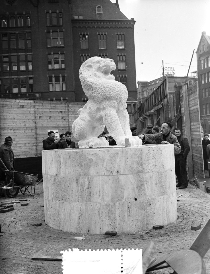 Plaatsing van een leeuw op het Nationaal monument, Bestanddeelnr 907-6281