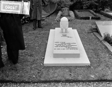 Plaatsing van de urn met as van de onbekende Nederlander bij het Buchenwald-Monu, Bestanddeelnr 907-4060