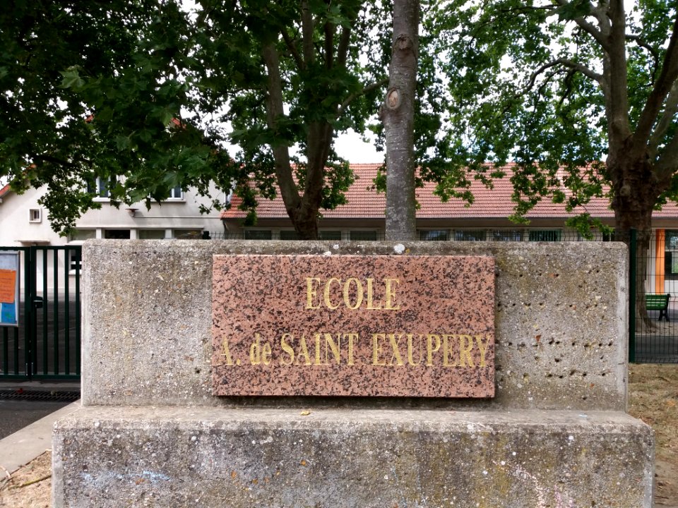 Plaisir - Rue Abel Guyet - École Antoine de Saint-Exupéry - Plaque