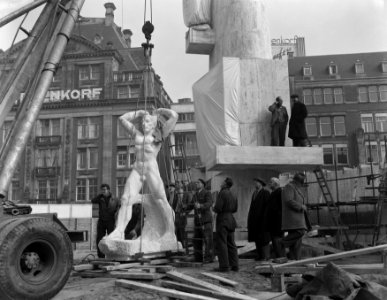 Plaatsing laatste beelden aan Nationaal Monument, Bestanddeelnr 907-6446