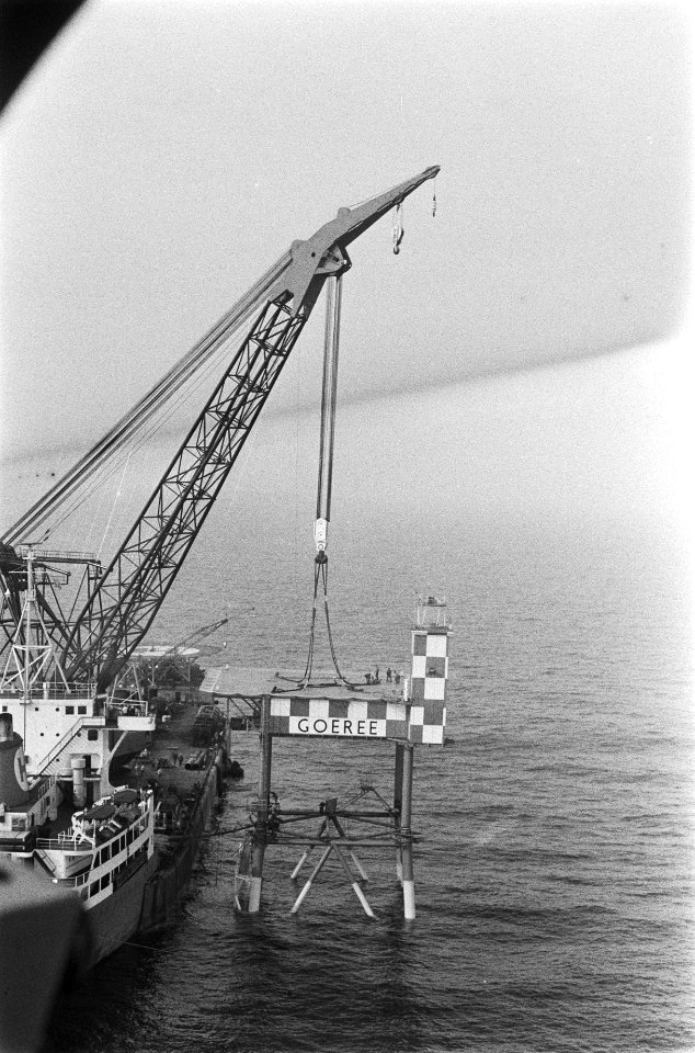 Plaatsing lichtplatform Goeree voor kust van Zeeland, nr 35, 36, Bestanddeelnr 924-7637