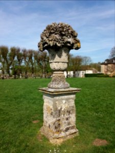 Plaisir - Parc du château - Sculpture entre le château et le plan d'eau