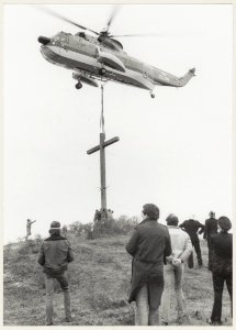 Plaatsing per helicopter van nieuw houten kruis op de Erebegraafplaats, nadat het vorige door blikseminslag werd vernield. NL-HlmNHA 54004821