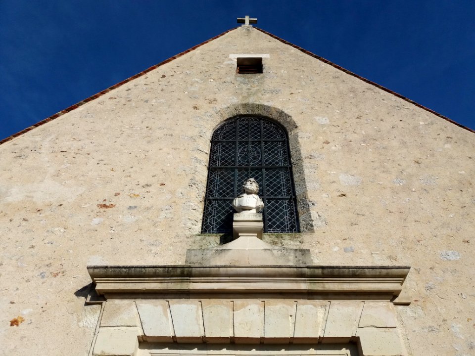 Plaisir - église Saint-Pierre - Buste de saint Pierre en haut de la façade