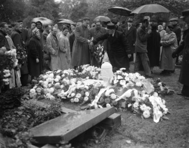 Plaatsing van de urn met as van de onbekende Nederlander bij het Buchenwald-Monu, Bestanddeelnr 907-4058