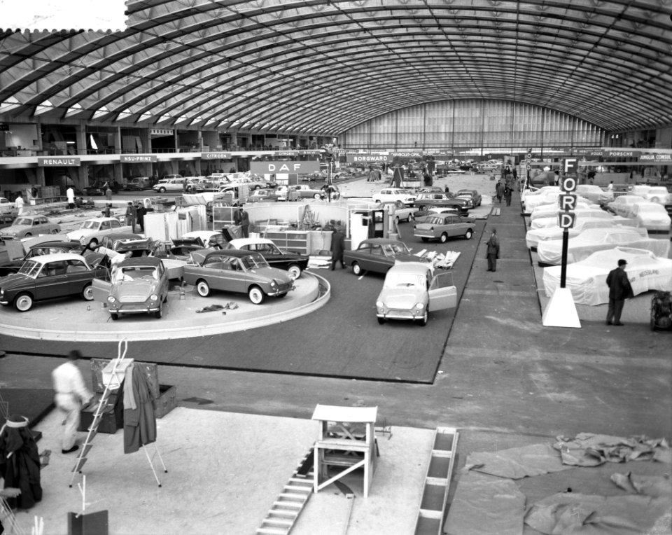 Plaatsen van de autos in de Europahal in de nieuwe RAI overzicht van de Europaha, Bestanddeelnr 912-0337