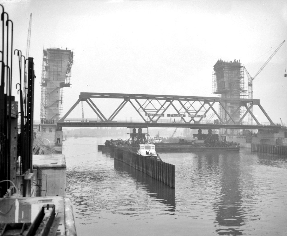 Plaatsen van de brug in de stormstuw bij Capelle aan de IJssel, Bestanddeelnr 909-1784