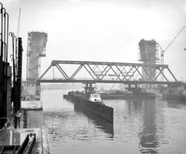 Plaatsen van de brug in de stormstuw bij Capelle aan de IJssel, Bestanddeelnr 909-1784
