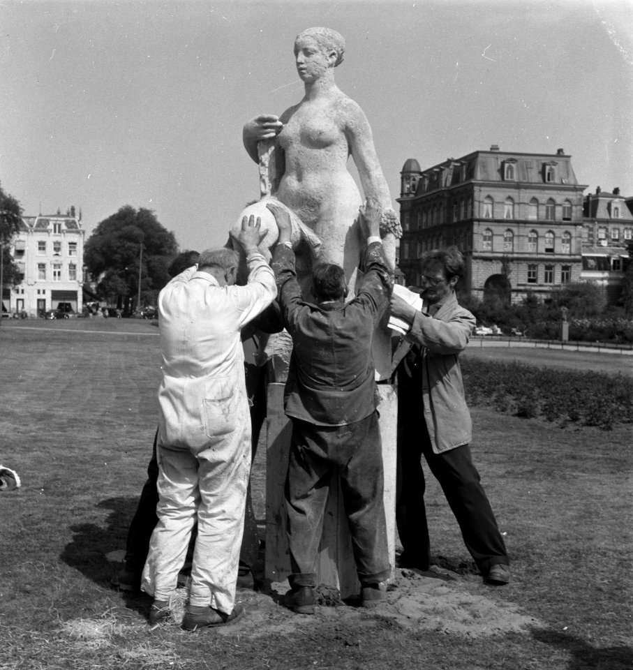 Plaatsing beelden op het Frederiksplein te Amsterdam, bevrijdingsbeeld in gips v, Bestanddeelnr 906-4916