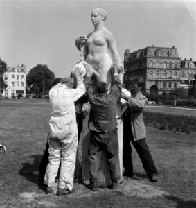 Plaatsing beelden op het Frederiksplein te Amsterdam, bevrijdingsbeeld in gips v, Bestanddeelnr 906-4916