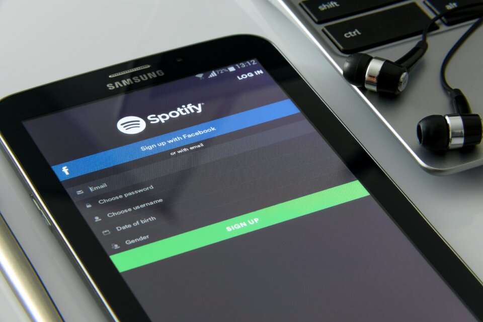 Music online listening to music smartphone