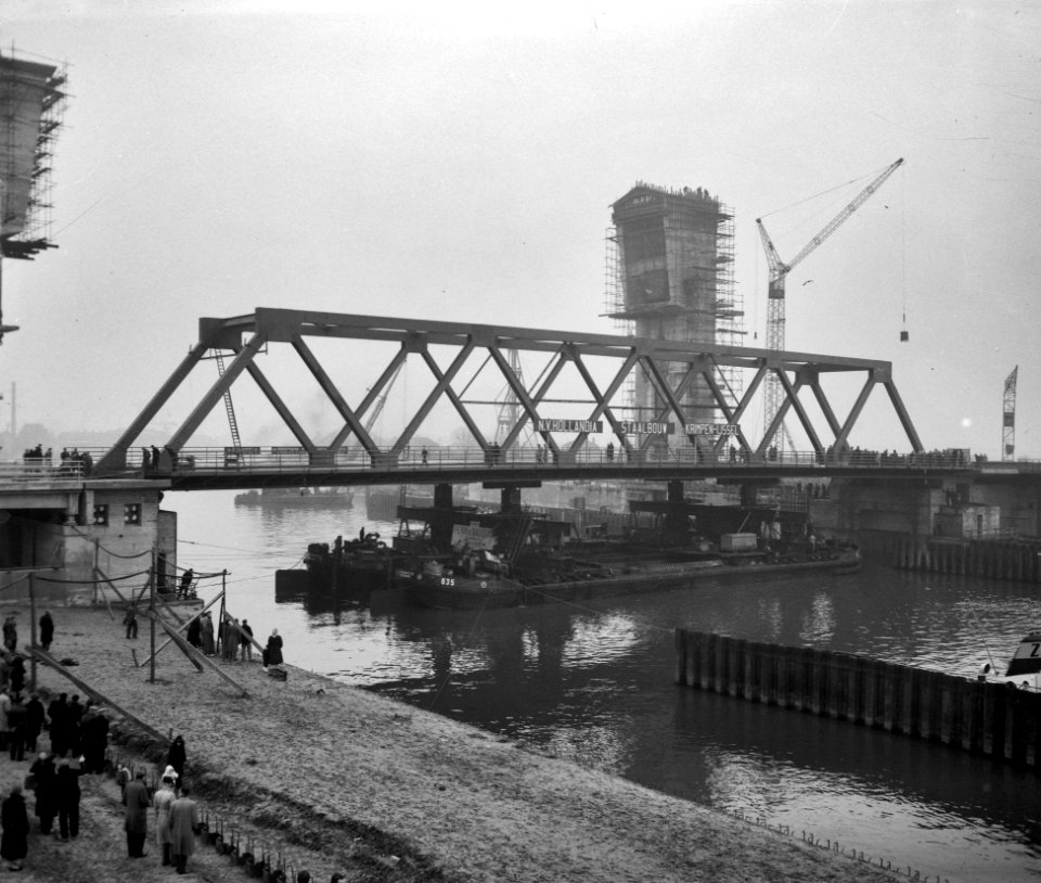 Plaatsen van de brug in de stormstuw bij Capelle aan de IJssel, Bestanddeelnr 909-1782