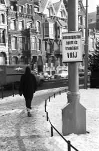 Plakkaten aangeplakt in Amsterdam voor autos, Bestanddeelnr 914-7329