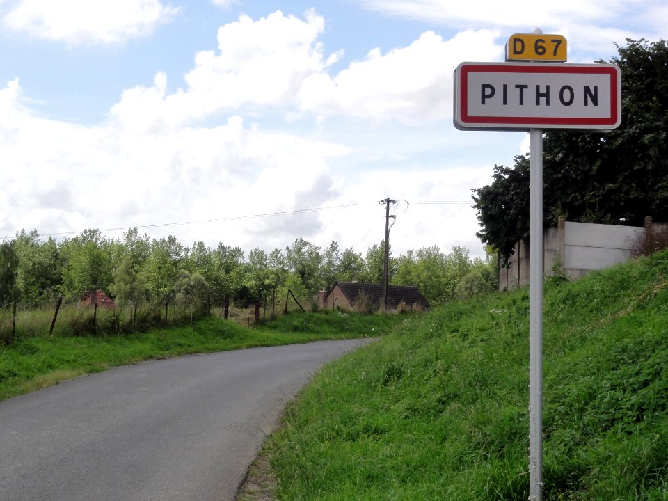Pithon (Aisne) city limit sign