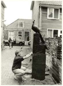 Plaatsing van het beeldje Pauw van Ton Sondaar-Dobbelman (1907-2000) bij de Friesepoort tussen Groot en Klein Heiligland. NL-HlmNHA 54020711