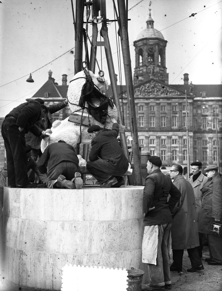 Plaatsing van een leeuw op het Nationaal monument, Bestanddeelnr 907-6280