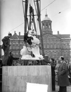 Plaatsing van een leeuw op het Nationaal monument, Bestanddeelnr 907-6278