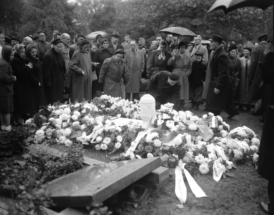 Plaatsing van de urn met as van de onbekende Nederlander bij het Buchenwald-Monu, Bestanddeelnr 907-4057