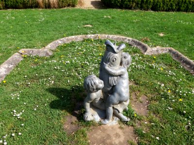 Plaisir - Parc du château - Ancienne fontaine