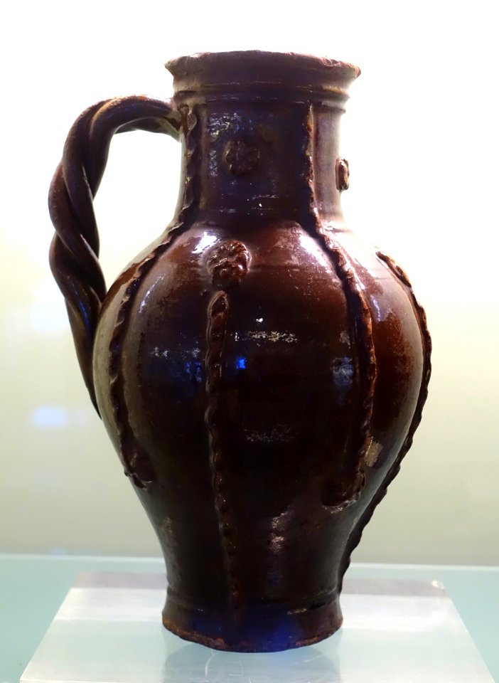 Pitcher, Caldas da Rainha, 19th century, glazed ceramic - Museu Nacional de Soares dos Reis - Porto, Portugal - DSC00358