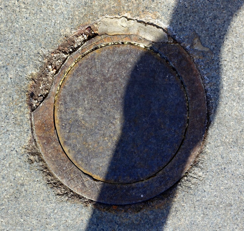 Plain disk in grid ring street hole cover - Beacon Hill - Boston, MA - DSC02230