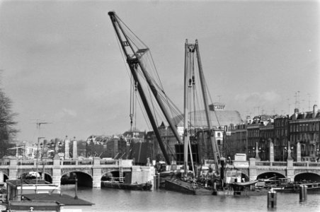 Plaatsing van de bewegende delen van de Hoge Sluisbrug in Amsterdam door een dri, Bestanddeelnr 929-0653 photo