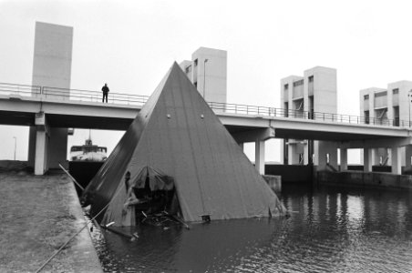 Piramide-paalwoning van beeldhouwer Hansjorg Voth op IJsselmeer losgeslagen en n, Bestanddeelnr 931-9424