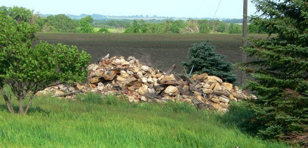 Pisar-Kastanek farmstead stone pile 1