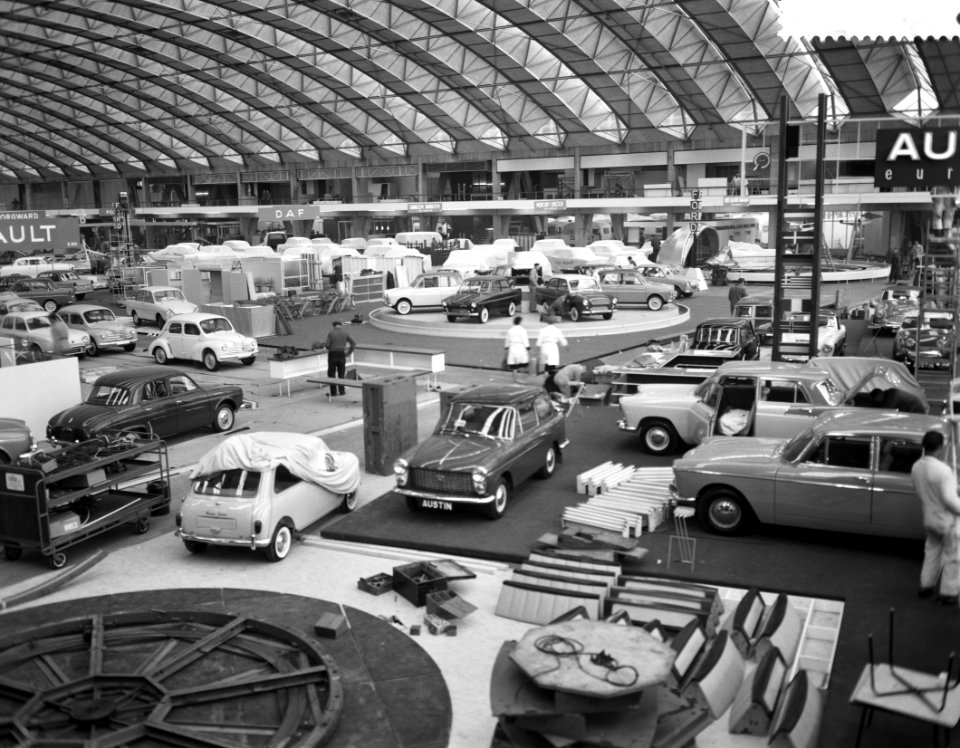 Plaatsen van de autos in de Europahal in de nieuwe RAI, Bestanddeelnr 912-0333