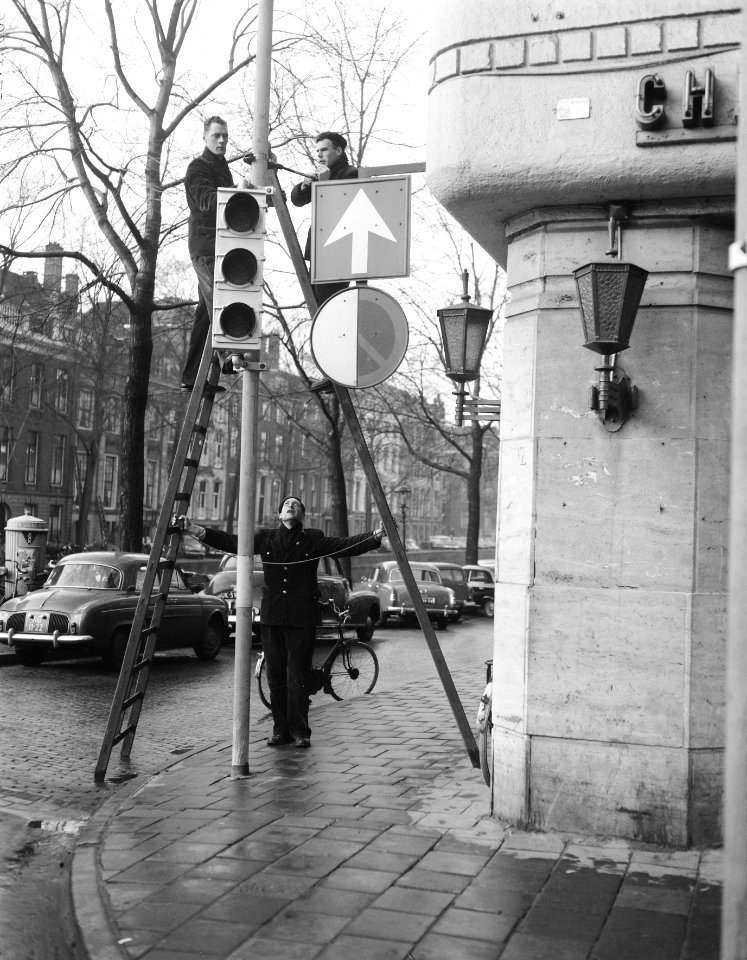 Plaatsen van verkeerslichten in de Vijzelstraat te Amsterdam, Bestanddeelnr 909-1721