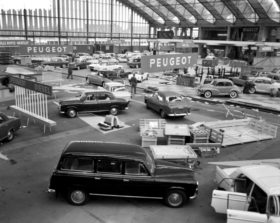 Plaatsen van de autos in de Europahal in de nieuwe RAI, Bestanddeelnr 912-0334
