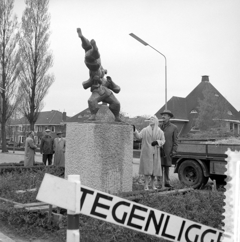 Plaatsen van een beeld Judokas van Piet de Monchy Keizer Karelweg te Amstelveen, Bestanddeelnr 911-1995