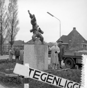 Plaatsen van een beeld Judokas van Piet de Monchy Keizer Karelweg te Amstelveen, Bestanddeelnr 911-1995