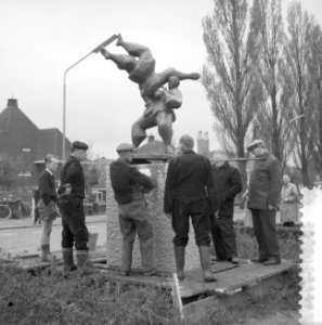 Plaatsen van een beeld Judokas van Piet de Monchy Keizer Karelweg te Amstelveen, Bestanddeelnr 911-1993