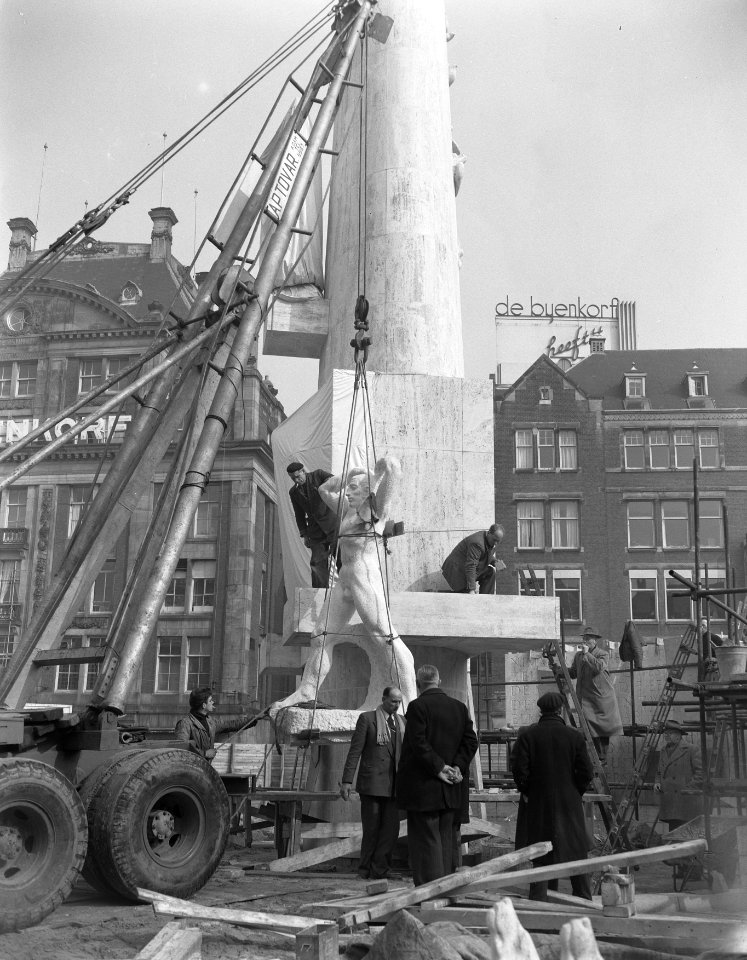 Plaatsing laatste beelden aan Nationaal Monument, Bestanddeelnr 907-6447