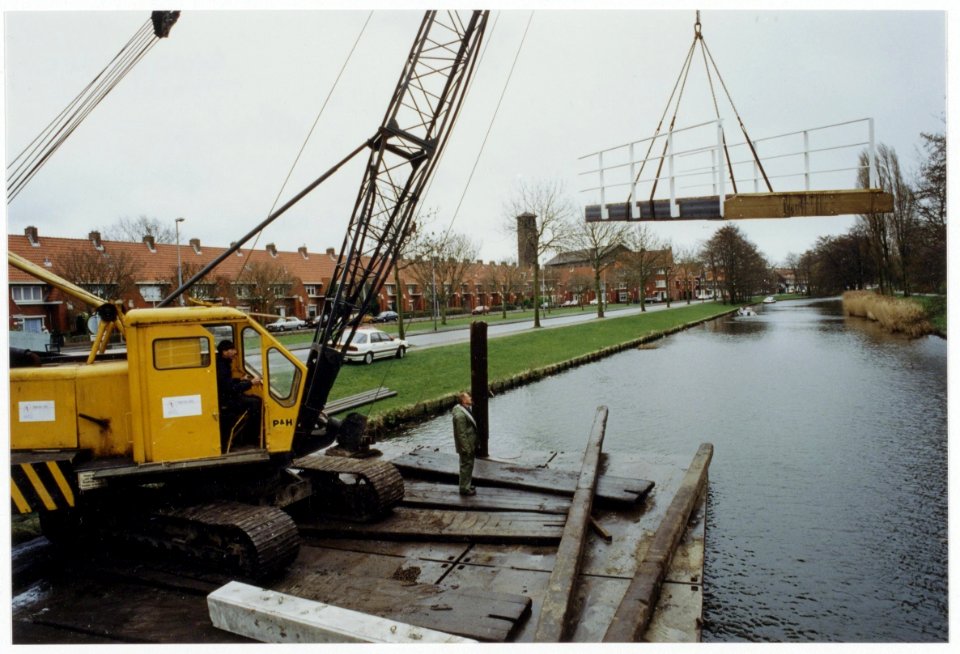 Plaatsing van een nieuwe voetgangersbrug over de Jan Gijzenvaart bij het Noorder Sportpark. NL-HlmNHA 54035261