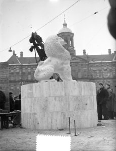 Plaatsing van een leeuw op het Nationaal monument, Bestanddeelnr 907-6282