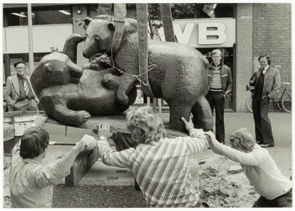 Plaatsing van het kunstwerk Beren van Frank Letterie op het Stationsplein. Het kunstwerk staat nu in het Ripperdapark nabij de Parklaan. NL-HlmNHA 54005708