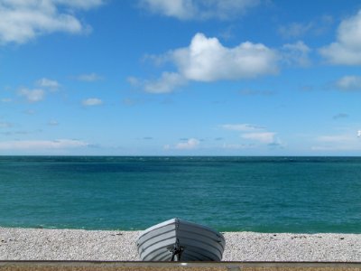 Plage avec bateau à Etretat