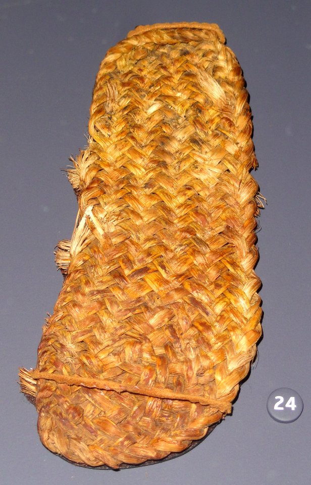 Plaited sandal, Kayenta Anasazi, Batwoman House, Arizona, 1100-1300 AD, yucca leaves - Natural History Museum of Utah - DSC07396